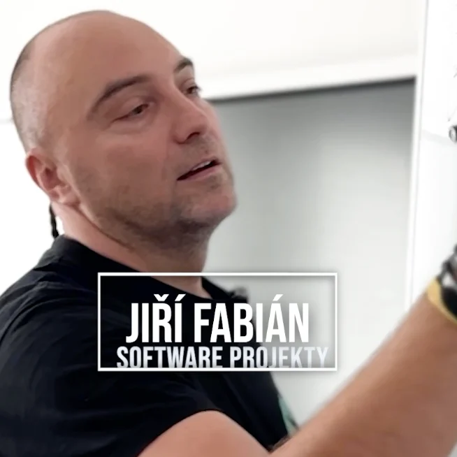 Jiří Fabián při přednášce o softwarových projektech.