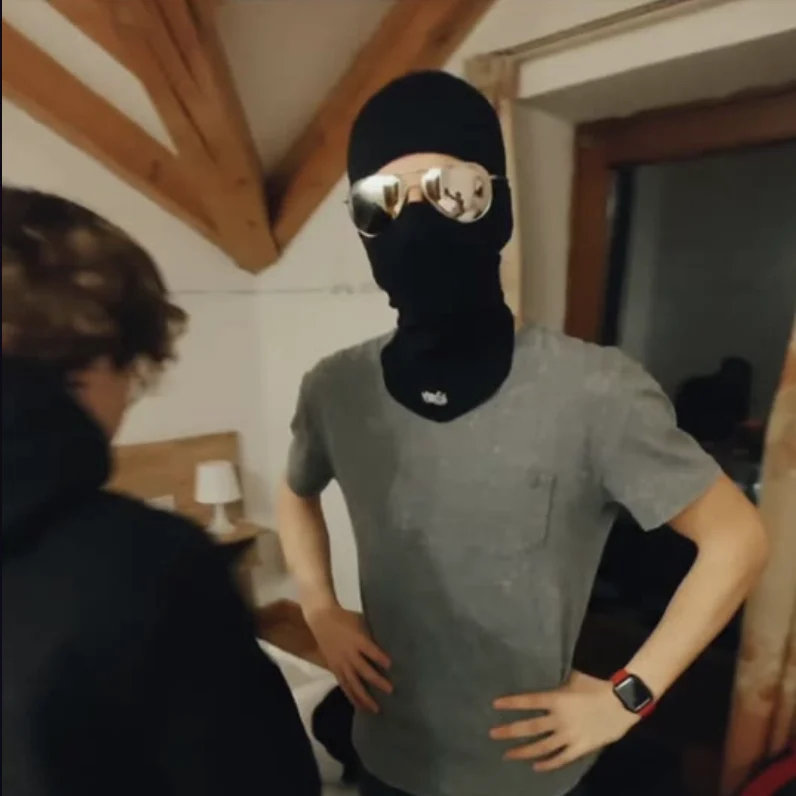 Účastník lyžařského kurzu Passo Tonale v kukle a brýlích.