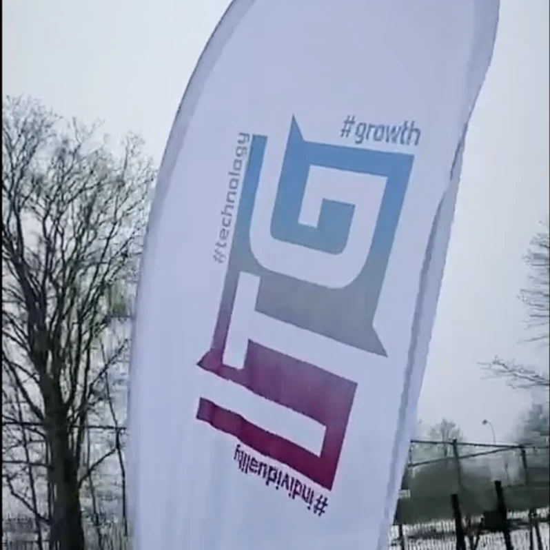 Vlajka ITG před školou během dne otevřených dveří.