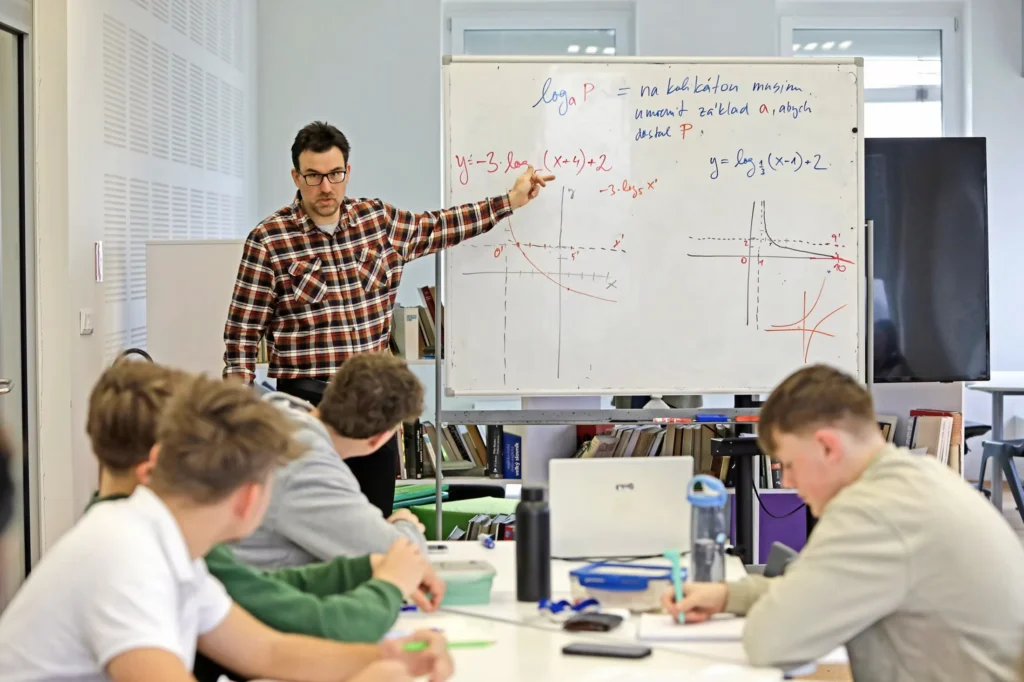 Marek Valášek při výuce se studenty ITG