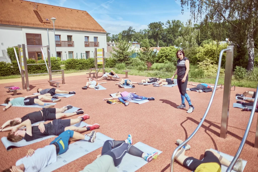 Studenti při společném cvičení ve školním areálu